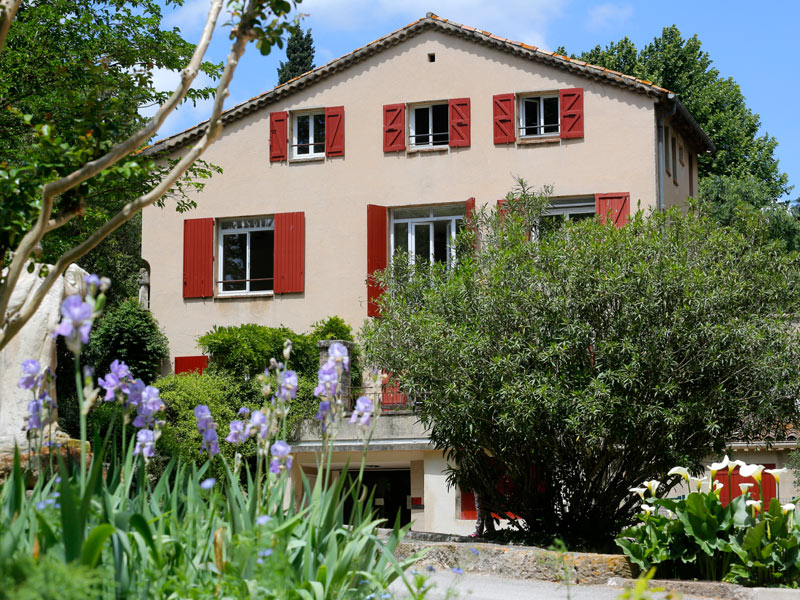Haupthaus der Sprachschule IS Aix-en-Provence mit typischer provenzalischer Architektur