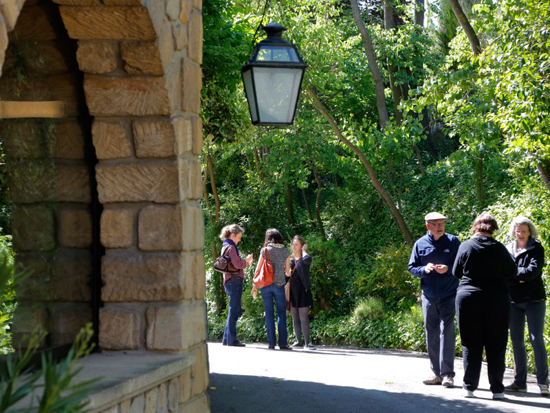 Sprachschüler im Austausch auf dem begrünten Gelände der IS Aix-en-Provence