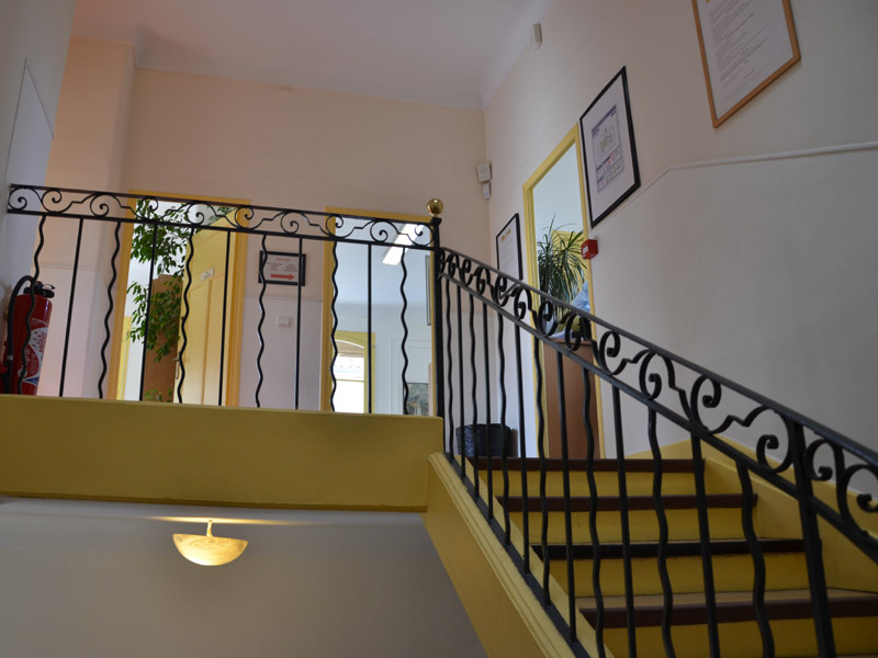 Treppenaufgang im Inneren der Sprachschule IS Aix-en-Provence mit hellen Räumen