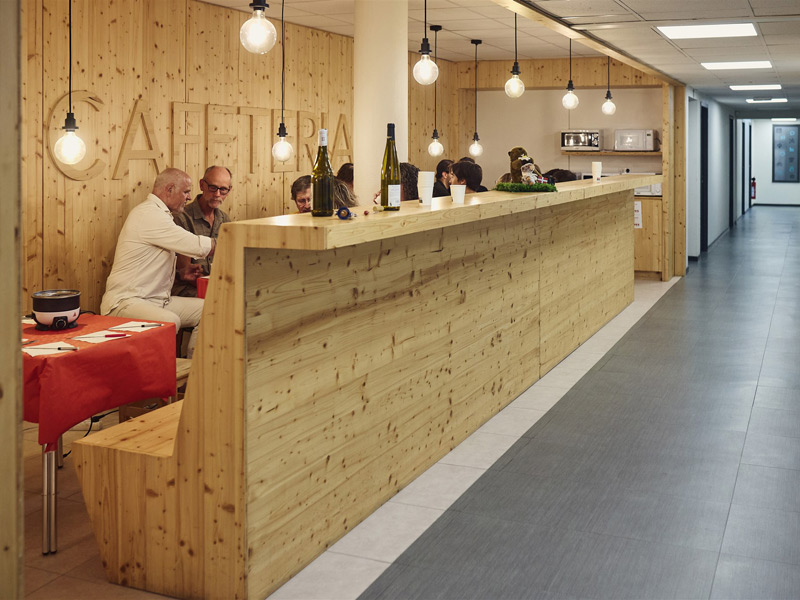 Gemütliche Cafeteria der IFALPES Sprachschule in Annecy mit Holzinterieur
