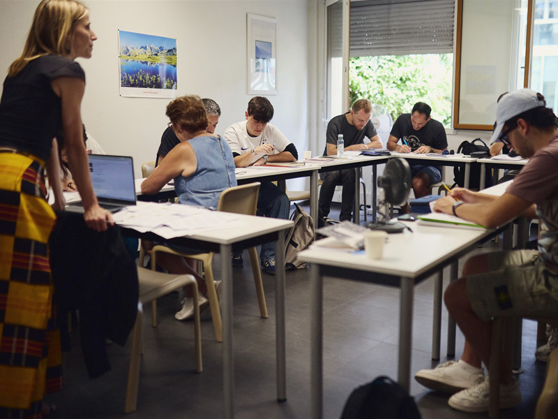 Französischkurs für Erwachsene im Klassenzimmer der IFALPES Annecy
