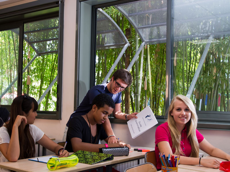 Französischunterricht für Jugendliche in der CIA Antibes mit engagiertem Lehrer