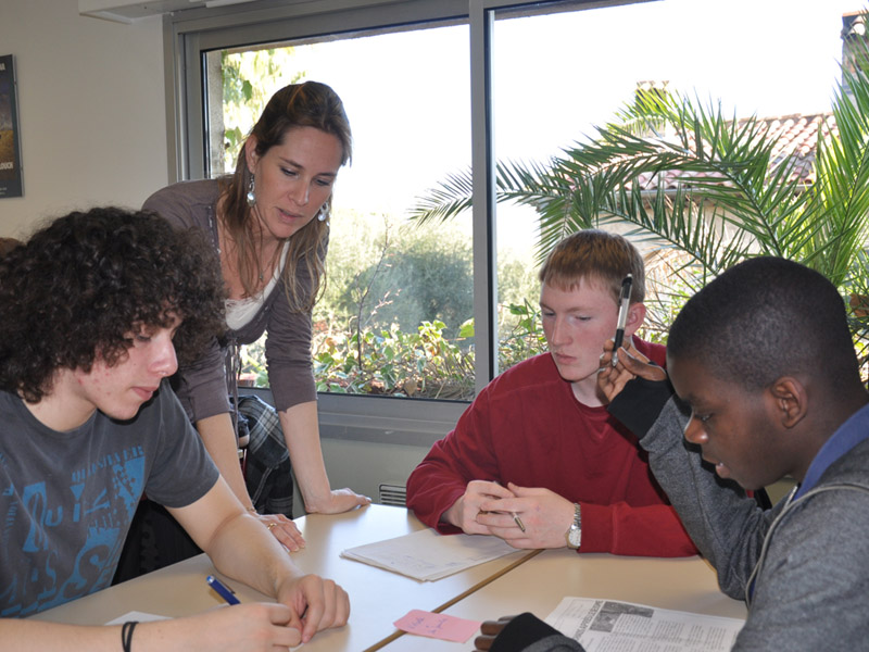 Französischunterricht für Jugendliche in einem hellen Klassenzimmer der CIA Antibes