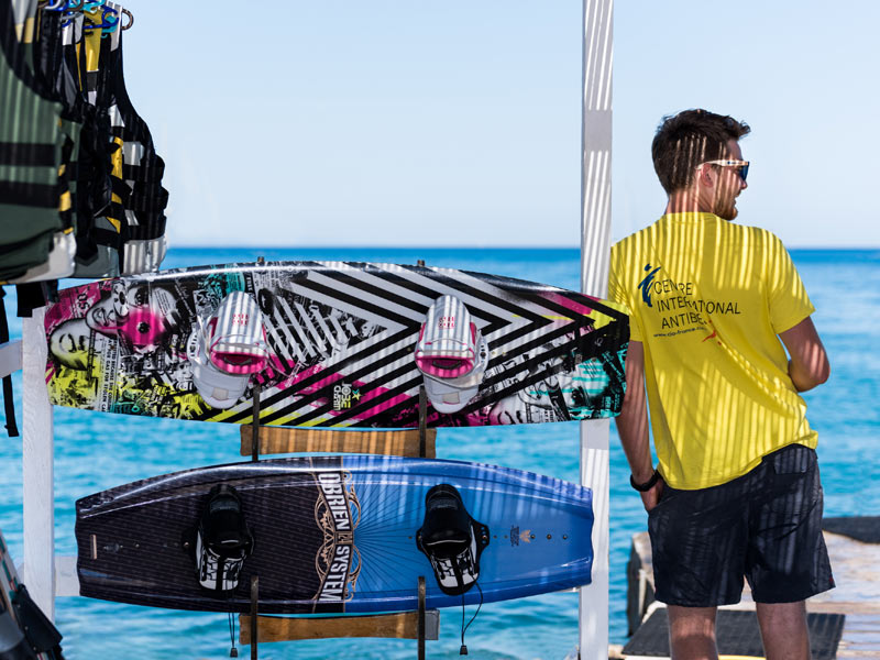 Betreuer der CIA Antibes am Strand mit Wakeboards für Wassersportaktivitäten