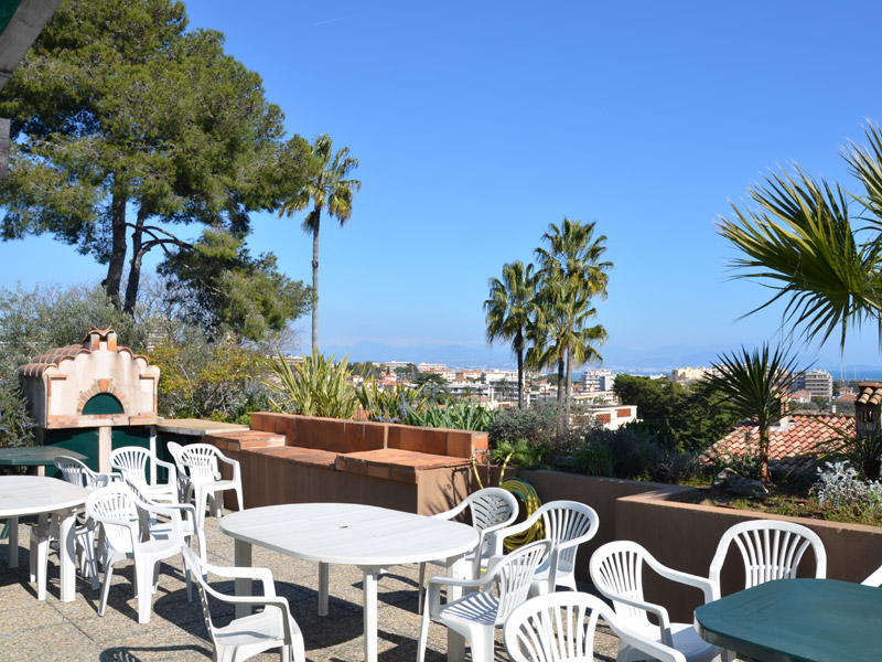 Terrasse der Sprachschule Centre International d’Antibes mit Blick auf Stadt und Meer