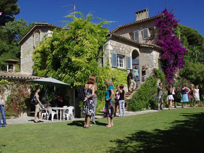 Sprachschüler vor dem Hauptgebäude der Sprachschule Centre International d’Antibes