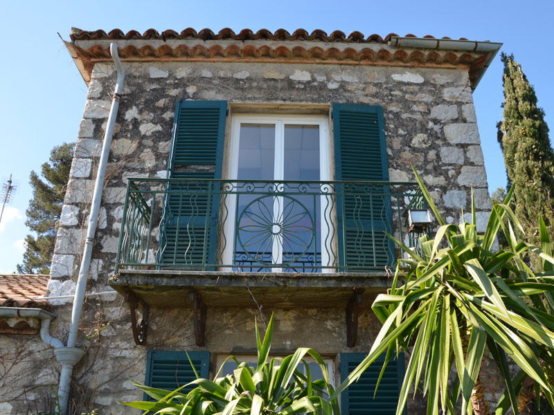 Fassade der Sprachschule Centre International d’Antibes mit grünem Balkon und mediterranen Pflanzen