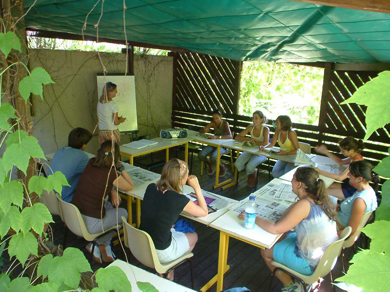 Französischunterricht im Garten der Sprachschule Centre International d’Antibes im Schatten der Bäume