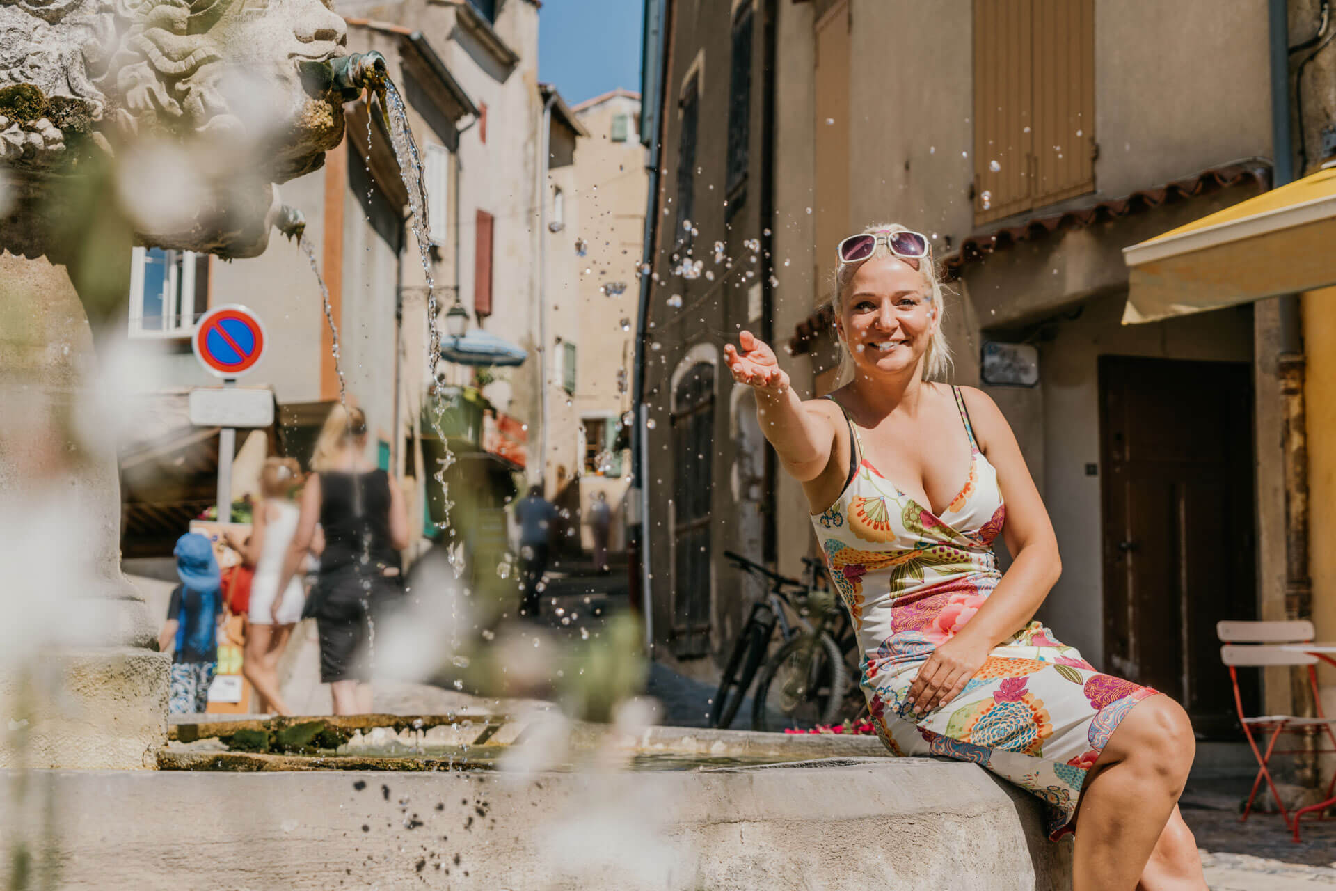 Frau entdeckt die Altstadt von Antibes bei einem Sprachaufenthalt in Südfrankreich