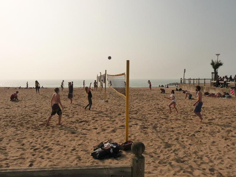 Jugendliche spielen Beachvolleyball am Strand von Biarritz