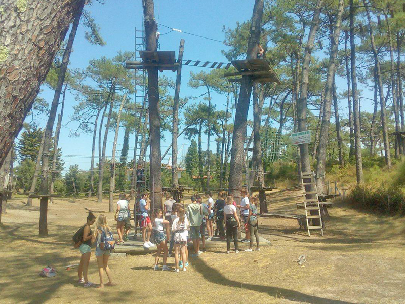 Sprachcamp-Gruppe beim Kletterpark-Ausflug in Biarritz