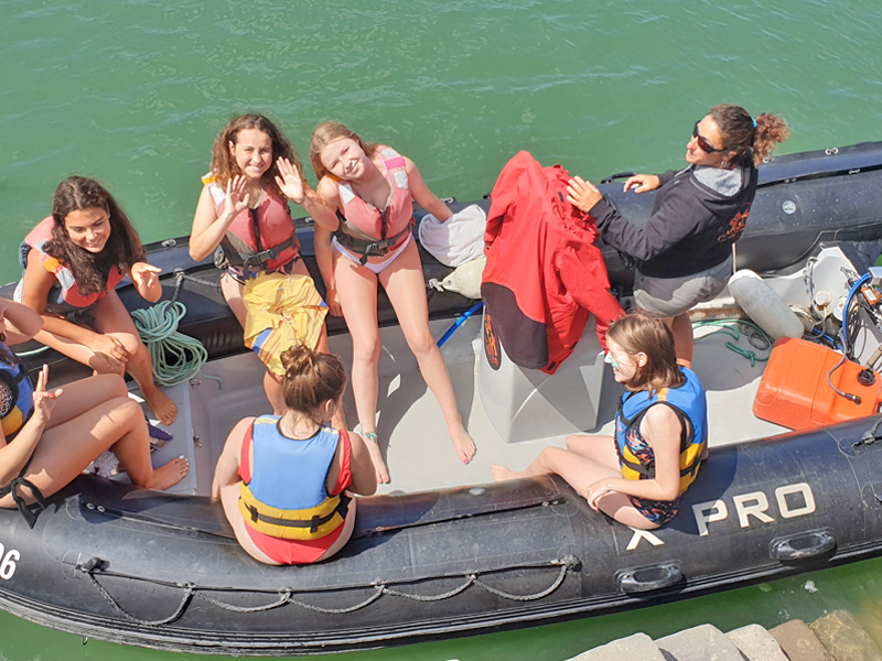 Schülerinnen mit Schwimmwesten bei einer Bootsfahrt in Biarritz