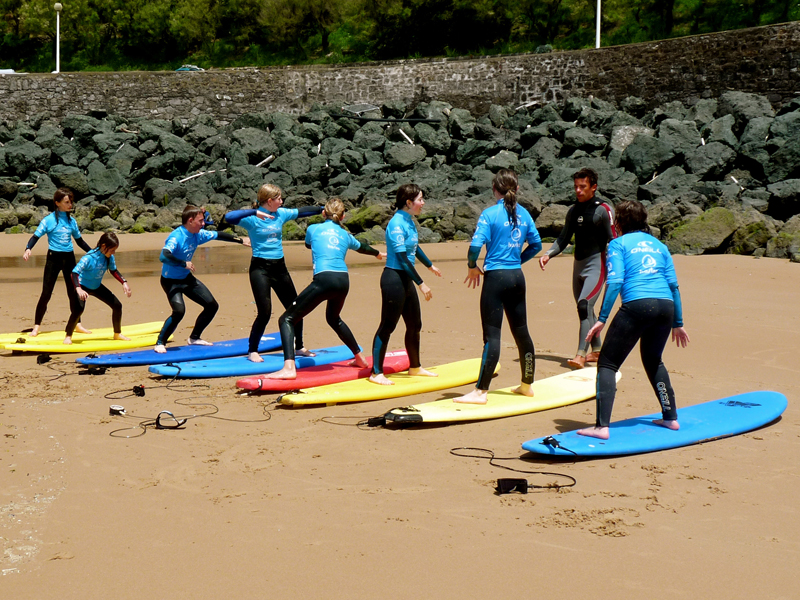 Surfunterricht für Jugendliche am Strand von Biarritz