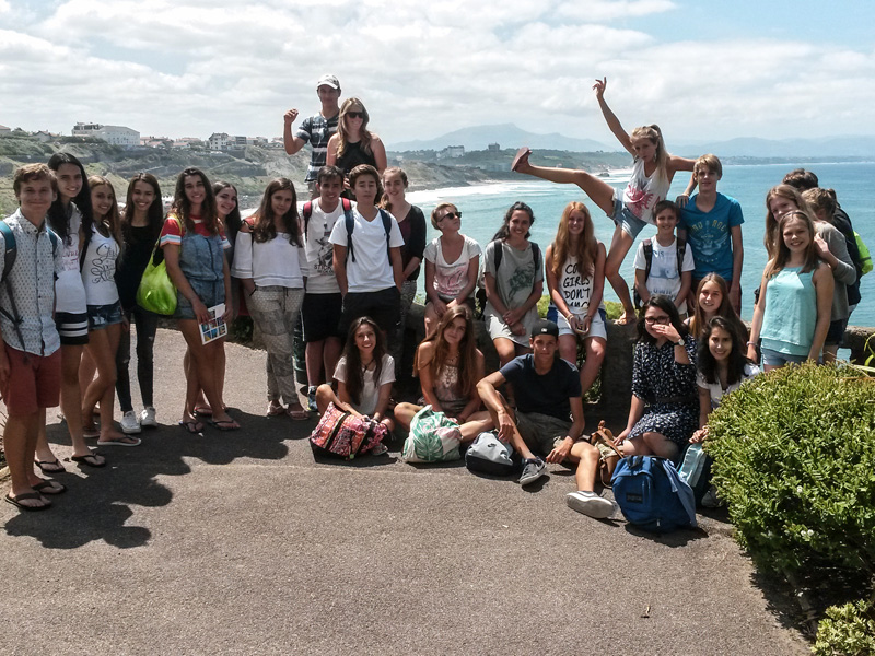Sprachschülergruppe mit Blick auf die Küste von Biarritz