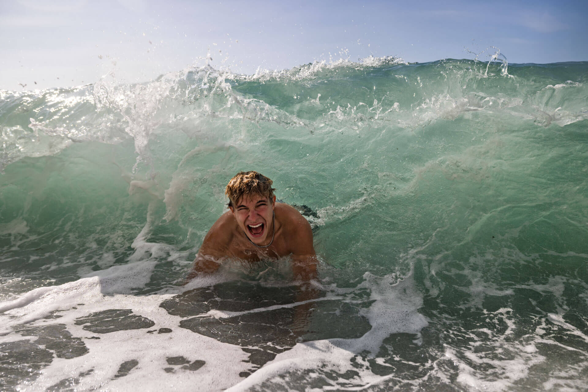 Jugendlicher im Meer vor Biarritz während des Sprachcamps