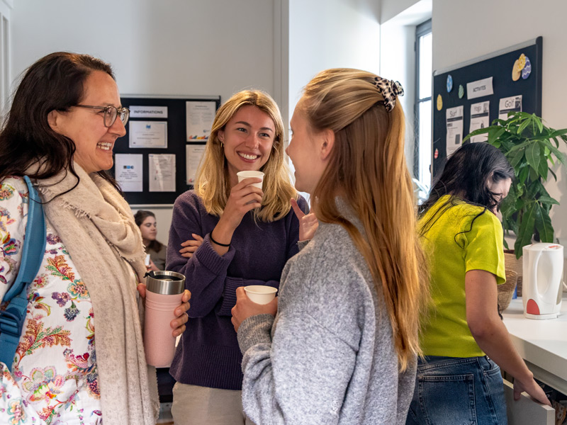 Teilnehmende einer Französisch-Sprachreise unterhalten sich in der Lounge der Sprachschule Les Ateliers FL Biarritz.