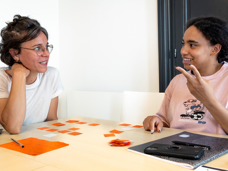 Zwei Sprachreise-Teilnehmerinnen üben Konversation im Französischkurs an der Sprachschule Les Ateliers FL Biarritz.