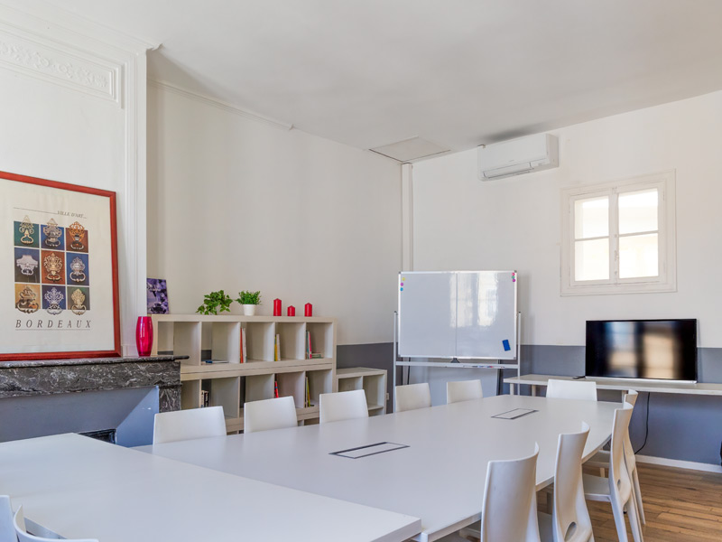 Moderner Kursraum mit Whiteboard und Bildschirm – ideal für Französisch-Unterricht während einer Sprachreise nach Bordeaux.