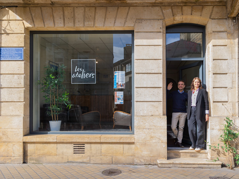 Eingang der Sprachschule Les Ateliers FL in Bordeaux, Mitarbeitende heißen Sprachschüler willkommen.