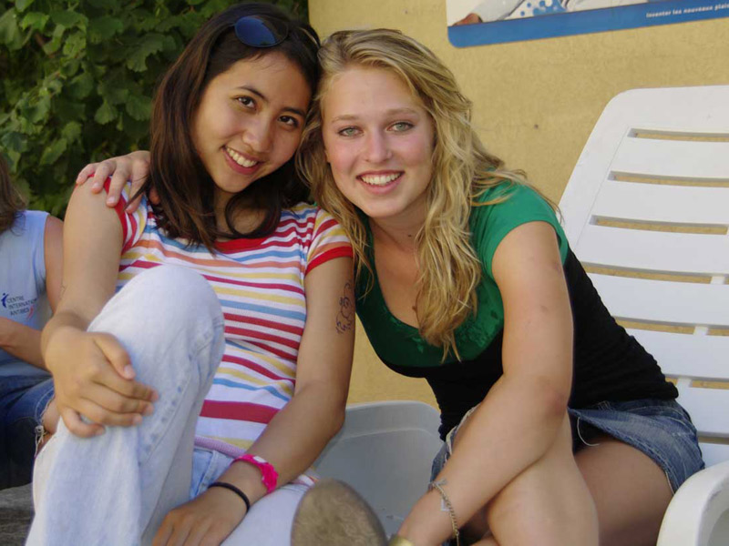 Schülerinnen entspannen während des Sommercamps der CIA Cannes