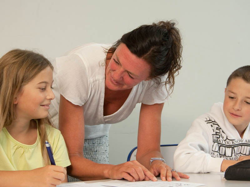 Lehrerin unterrichtet Kinder im individuellen Französischunterricht im Haus des Lehrers in Frankreich