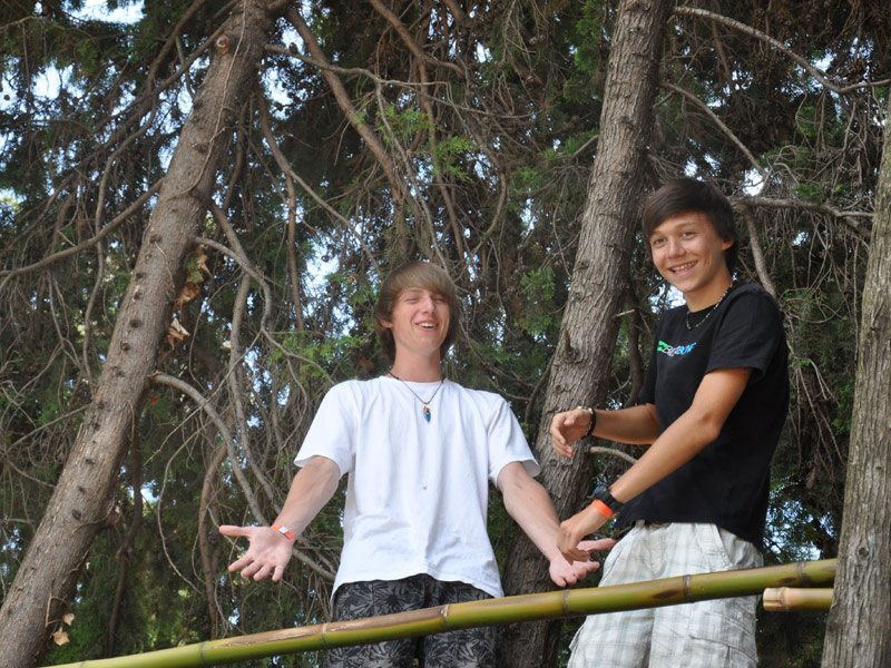 Jugendliche genießen Freizeitaktivitäten im Garten während ihres Haus des Lehrers Sprachaufenthalts in Frankreich