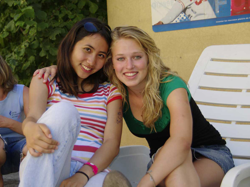 Zwei Sprachschülerinnen entspannen in ihrer Freizeit während einer HLI Sprachreise in Frankreich