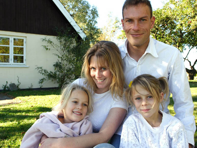 Gastfamilie in Frankreich empfängt Sprachschüler im Garten ihres Hauses