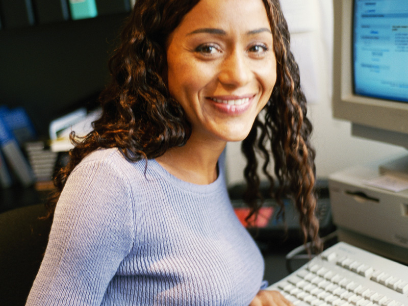 Sprachschülerin arbeitet am Computer während ihres individuellen Sprachkurses im Haus des Lehrers in Frankreich