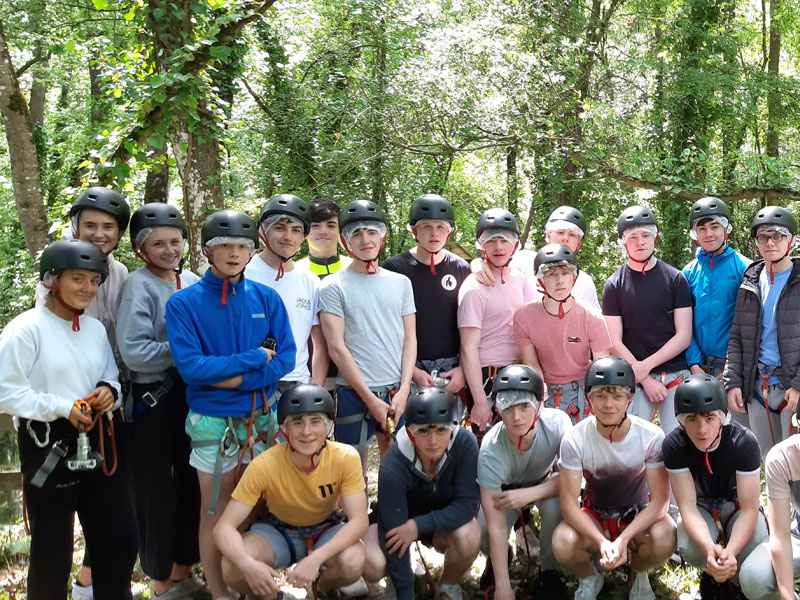 Gruppe Jugendlicher beim Kletterausflug im Wald während des Freizeitprogramms in La Rochelle