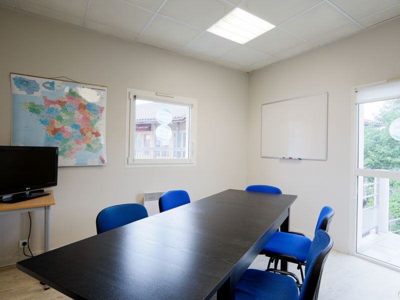 Klassenzimmer der Inlinuga Sprachschule La Rochelle mit moderner Ausstattung