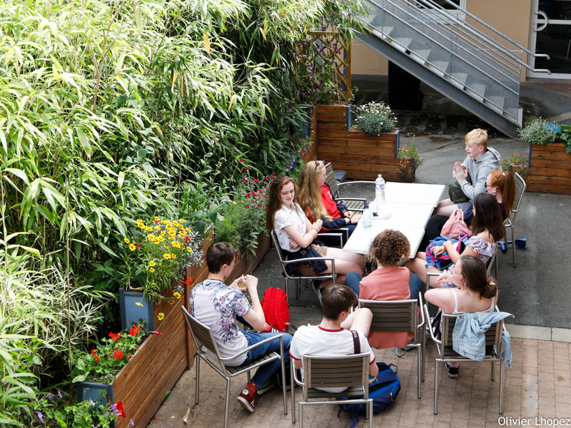 Schülergruppe im Garten der Inlinuga Sprachschule La Rochelle während der Pause