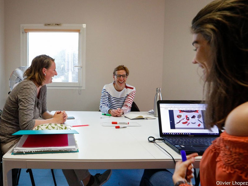 Kleine Lerngruppe im Unterricht an der Inlinuga Sprachschule La Rochelle