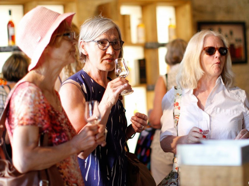 Weinprobe mit Teilnehmenden der Inlinuga Sprachschule La Rochelle