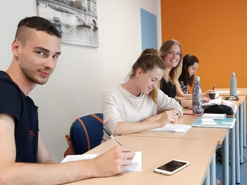 Sprachschüler beim Französischunterricht an der Inlinuga Sprachschule La Rochelle