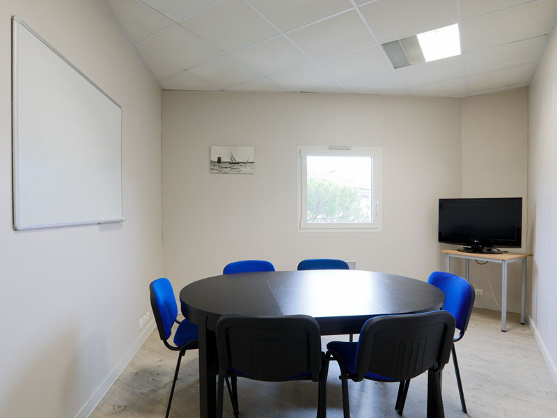 Modernes Unterrichtszimmer der Inlinuga Sprachschule La Rochelle mit runder Lerngruppe