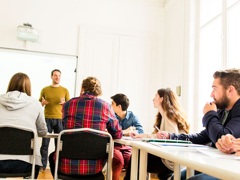 Französischunterricht an der Alpadia Sprachschule Lyon mit motivierten Sprachschülern