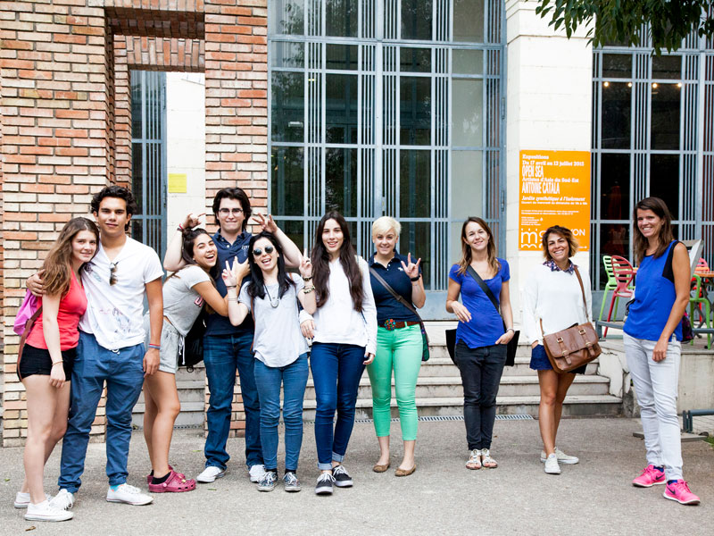 Sprachschüler der Alpadia Sprachschule Lyon vor dem Schulgebäude