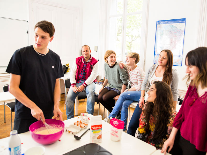 Sprachschüler der Alpadia Sprachschule Lyon bei einem Kochkurs im Französischunterricht