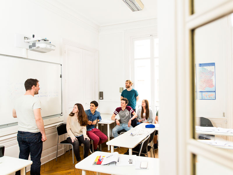 Französischkurs an der Alpadia Sprachschule Lyon in einem hellen Klassenzimmer