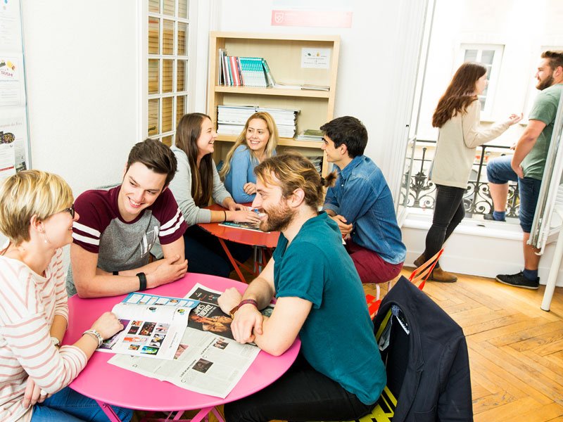 Gemeinsame Pause im Aufenthaltsraum der Alpadia Sprachschule Lyon
