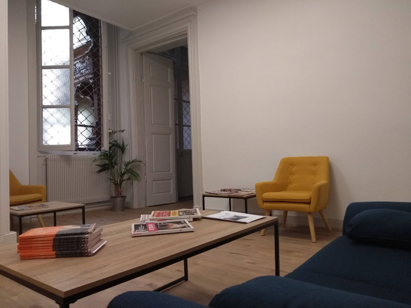 Gemütlicher Aufenthaltsraum der Les Ateliers FL Sprachschule Lyon mit moderner Einrichtung