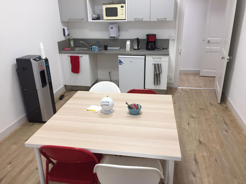 Gemeinschaftsküche und Pausenraum der Les Ateliers FL Sprachschule Lyon