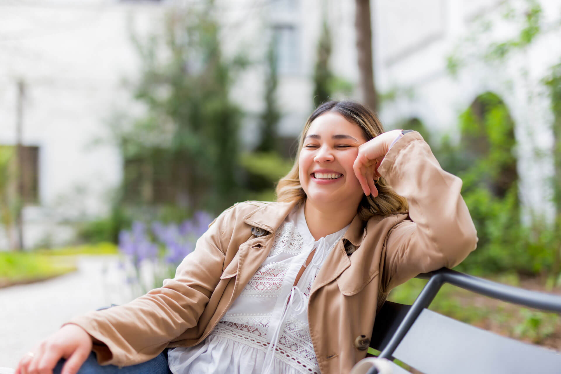 Junge Frau entspannt in einem Garten in Lyon nach dem Französischunterricht