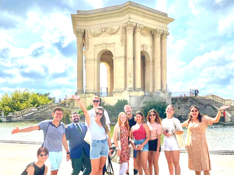 Sprachschüler der Accent Français Sprachschule Montpellier bei einem Ausflug zum Aquädukt Saint-Clément