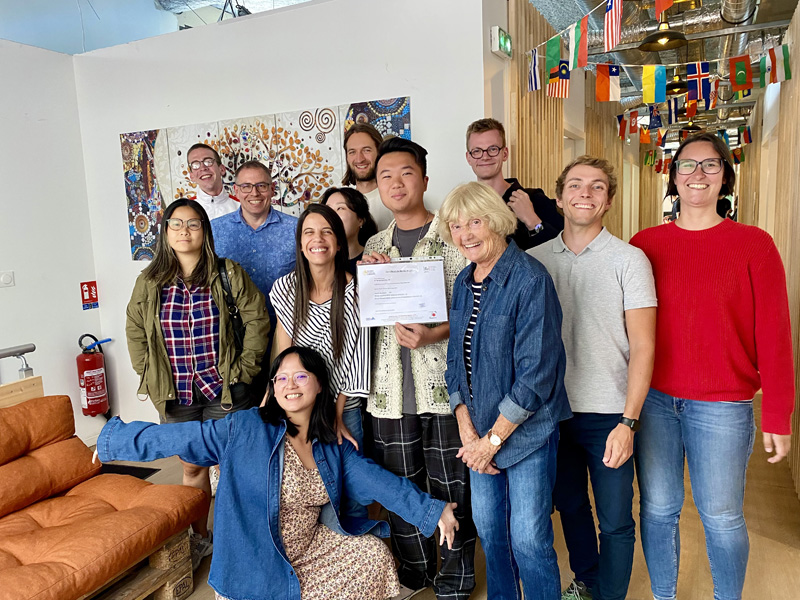 Gruppe von Sprachschülern mit Lehrerin und Zertifikat an der Accent Français Sprachschule Montpellier