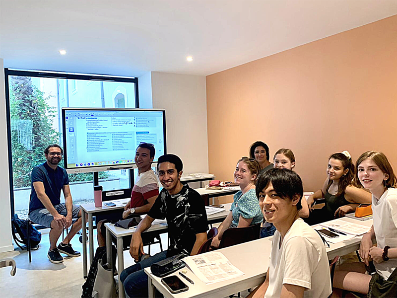 Französischunterricht in modernem Klassenzimmer der Accent Français Sprachschule Montpellier