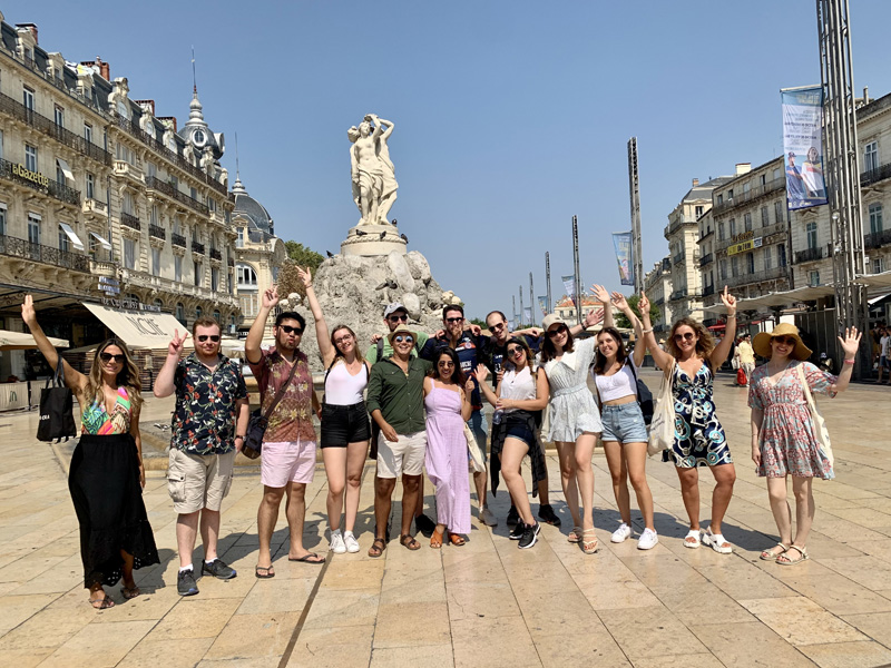 Sprachschülergruppe der Accent Français Sprachschule Montpellier beim Ausflug auf den Place de la Comédie