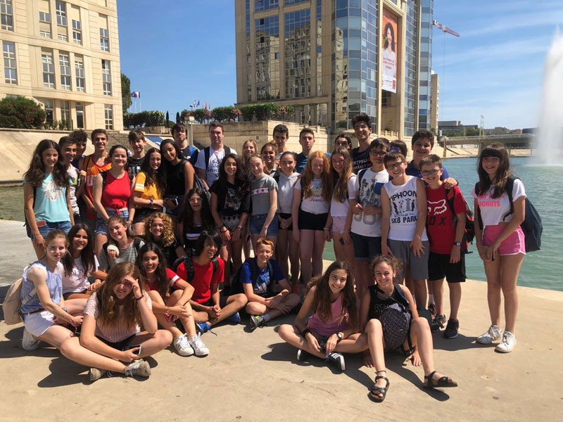 Kinder und Schüler der LSF IEF Sprachschule Montpellier bei einem Ausflug in die Stadt