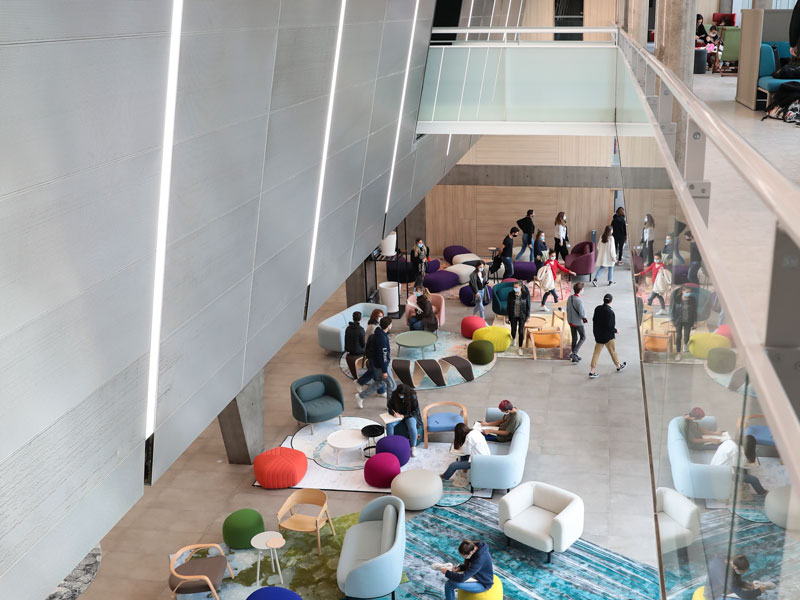 Aufenthaltsraum der LSF IEF Sprachschule Montpellier mit modernen Lern- und Freizeitbereichen